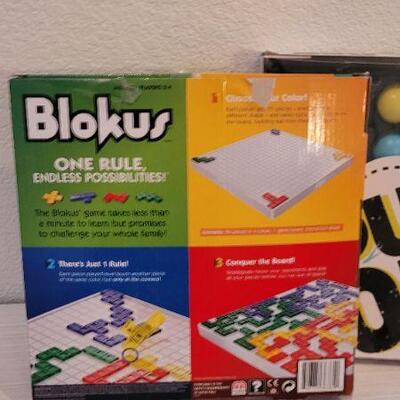 Lot 31: (2) Family Games - BOUNCE OFF & BLOKUS