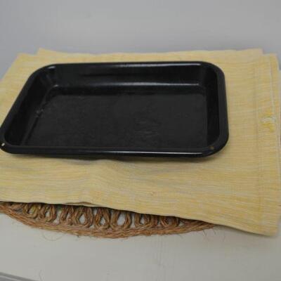 LOT 26. TRAY AND HOME DECOR
