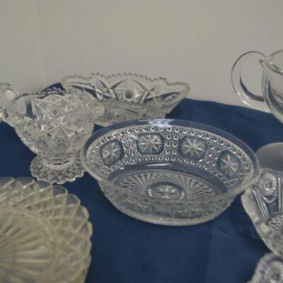 LOT 42 COLLECTION OF GLASS BOWLS AND PLATES