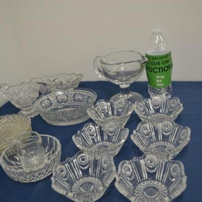 LOT 42 COLLECTION OF GLASS BOWLS AND PLATES