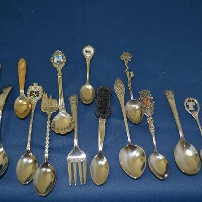 LOT 91 DECORATIVE SPOON COLLECTION