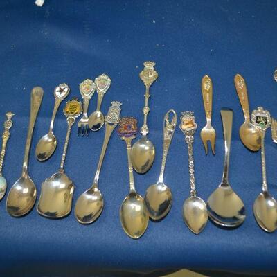 LOT 91 DECORATIVE SPOON COLLECTION