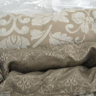 LOT 62  WATERFORD COMFORTER QUEEN SIZE (USED)