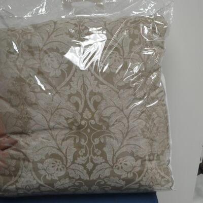 LOT 62  WATERFORD COMFORTER QUEEN SIZE (USED)