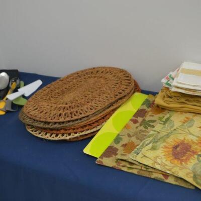 LOT 86 PLACEMATS AND SERVING SPOONS