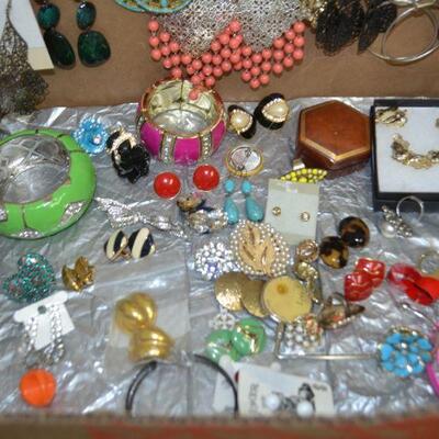 LOT 97   COSTUME JEWELRY  (DISPLAY NOT INCLUDED IN THIS LOT)