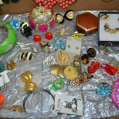 LOT 97   COSTUME JEWELRY  (DISPLAY NOT INCLUDED IN THIS LOT)