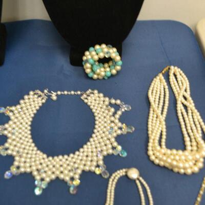 LOT 75.  COSTUME JEWELRY  (DISPLAY NOT INCLUDED IN THIS LOT)