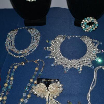 LOT 75.  COSTUME JEWELRY  (DISPLAY NOT INCLUDED IN THIS LOT)