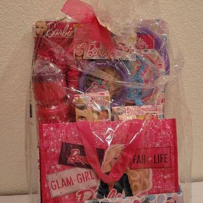 Lot 48: New BARBIE Tote Bag Gift Set
