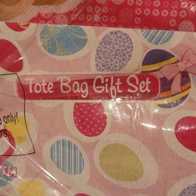 Lot 48: New BARBIE Tote Bag Gift Set