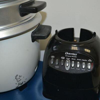 LOT 112  RICE COOKER AND KITCHEN GEAR. (BLENDER BASE ONLY)