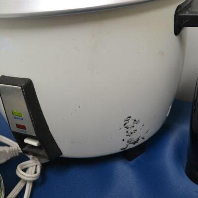 LOT 112  RICE COOKER AND KITCHEN GEAR. (BLENDER BASE ONLY)