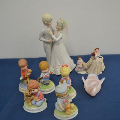 LOT 115  HOME DECOR AND MUSIC BOX