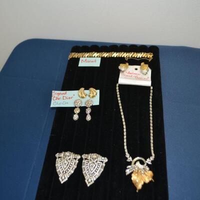 LOT 126  COSTUME JEWELRY   (DISPLAY NOT PART OF THIS LOT)