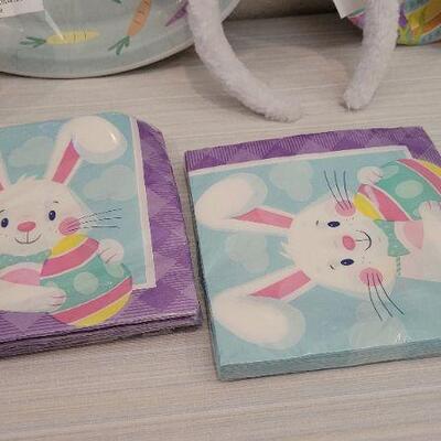 Lot 76: New EASTER Family Gathering Plates & Napkins