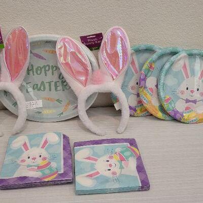 Lot 76: New EASTER Family Gathering Plates & Napkins
