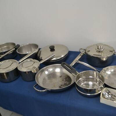 LOT 146 COLLECTION OF COOKWARE