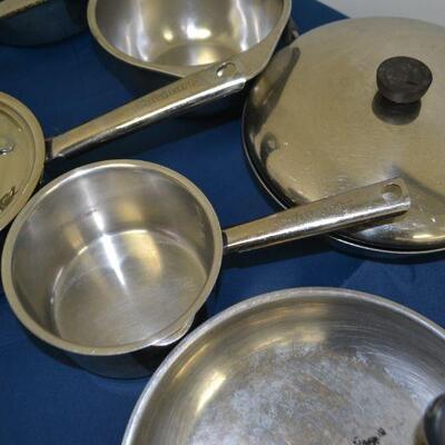 LOT 146 COLLECTION OF COOKWARE