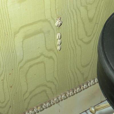 Vintage L Shaped Bar and 4 Cushioned Barstool Chairs YD#022-0020