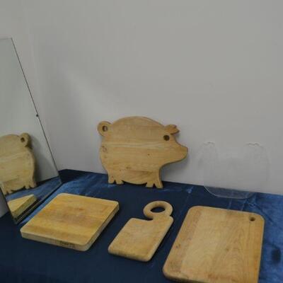 LOT 153  CUTTING BOARD COLLECTION AND MIRROR
