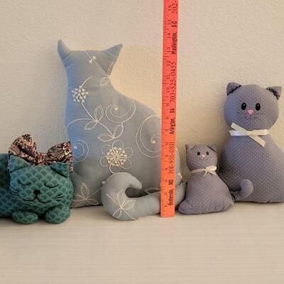 Lot 109: Vintage Cat Pillow Deco