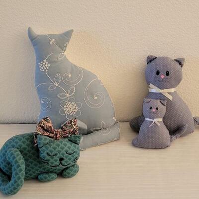 Lot 109: Vintage Cat Pillow Deco