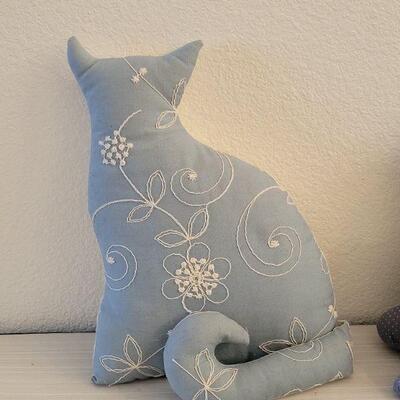 Lot 109: Vintage Cat Pillow Deco