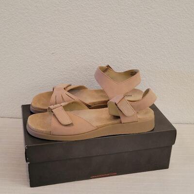 Lot 117: NEW Rockport Sandals - Tan