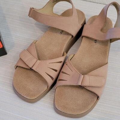 Lot 117: NEW Rockport Sandals - Tan