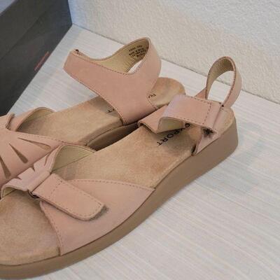 Lot 117: NEW Rockport Sandals - Tan