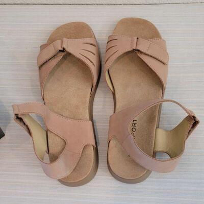 Lot 117: NEW Rockport Sandals - Tan