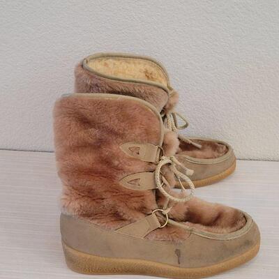 Lot 119: Vintage Quoddy Boots size 9