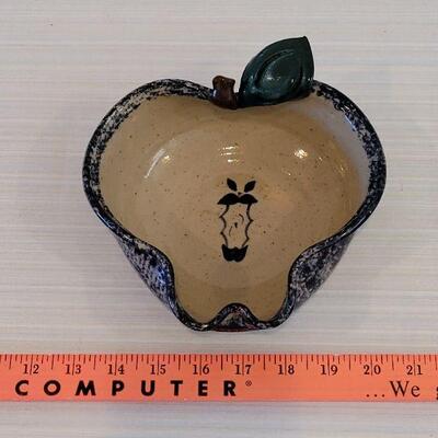 Lot 153: Three Rivers Pottery Apple Bowl