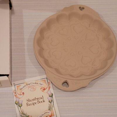 Lot 159: New Brown Bag Cookie Art Shortbread Scalloped Edge Pan