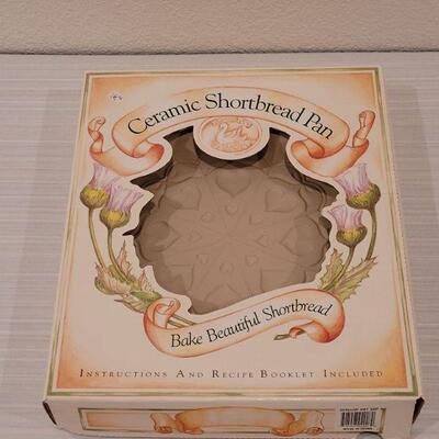 Lot 159: New Brown Bag Cookie Art Shortbread Scalloped Edge Pan