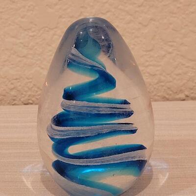 Lot 177: Glass Egg Paperweight 