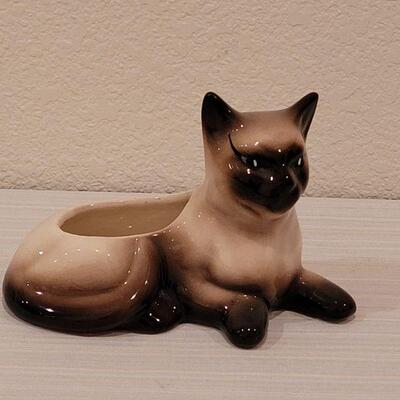 Lot 179: Siamese Cat Planter 