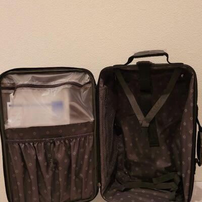 Lot 191: NEW Samsonite Carry On Luggage 