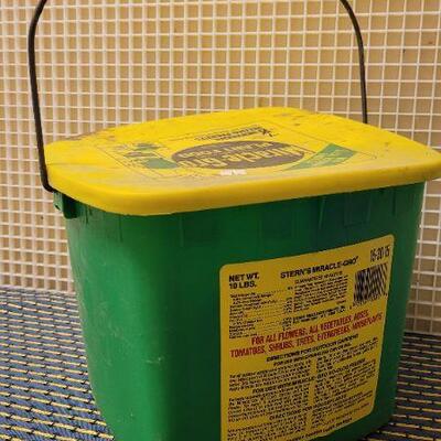 Lot 246: Large Miracle Gro 7-Pack of MIRACLE GRO Plant Food 