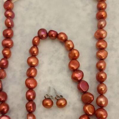 Freshwater pearl necklaces with bracelet and earrings. Bordeaux color
