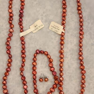 Freshwater pearl necklaces with bracelet and earrings. Bordeaux color