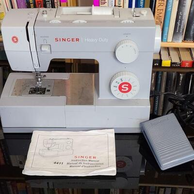 Singer heavy duty sewing machine 4411 with manual
