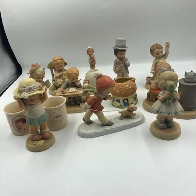 Lot of 20 Memories of Yesterday figurines 