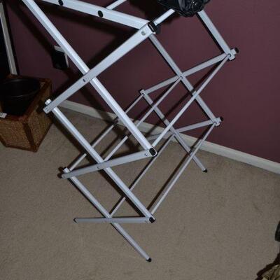 LOT 129  CLOTHING DRYING RACK AND UMBRELLA