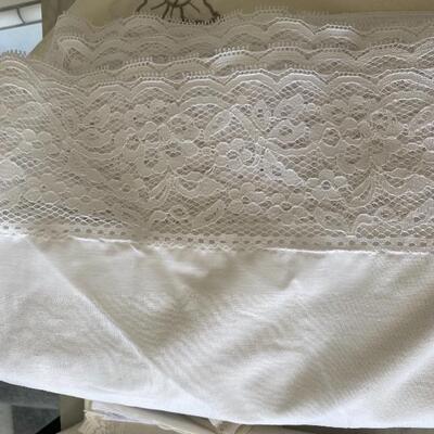 White Table Cloth and Napkin Lot YD#022-0073