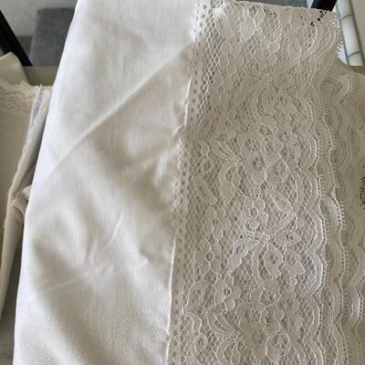 White Table Cloth and Napkin Lot YD#022-0073