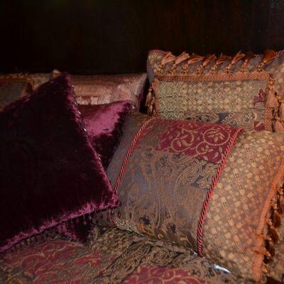 LOT 171   KING SIZE BEDDING AND PILLOWS