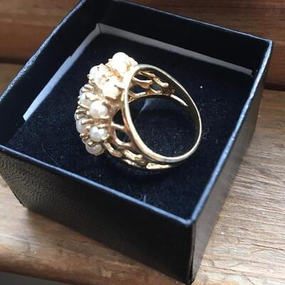 14k Ring with Pearls. Size 6