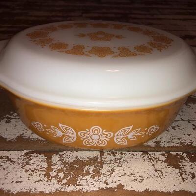 Pyrex serving piece with top 